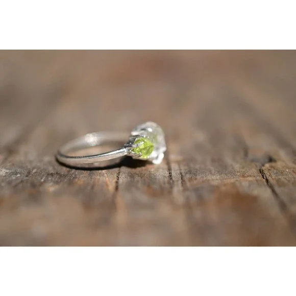 Raw peridot and clear quartz engagement ring, rough cut gemstone ring - Picture 3 of 5
